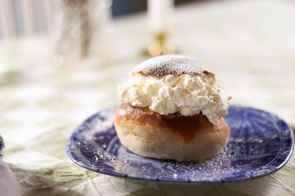 Klassisk semla med hemmagjord&nbsp;mandelmassa